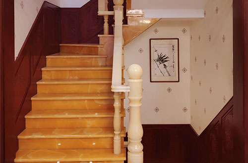 深州中式别墅室内汉白玉石楼梯的定制安装装饰效果